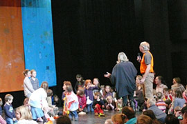 Aktion mit Kindern zur Eröffnung Piccolo Theater